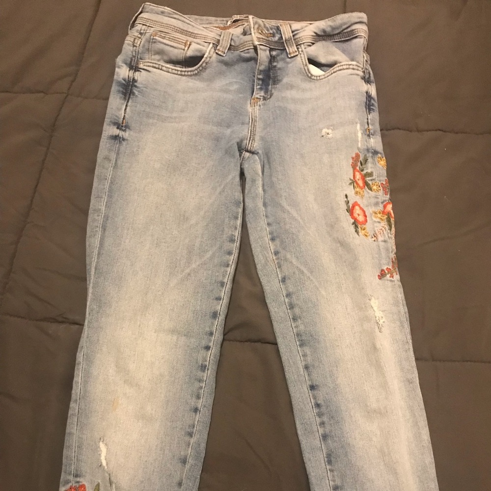 Zara basic 1975 denim size 02 with embroidered flowers on the legs